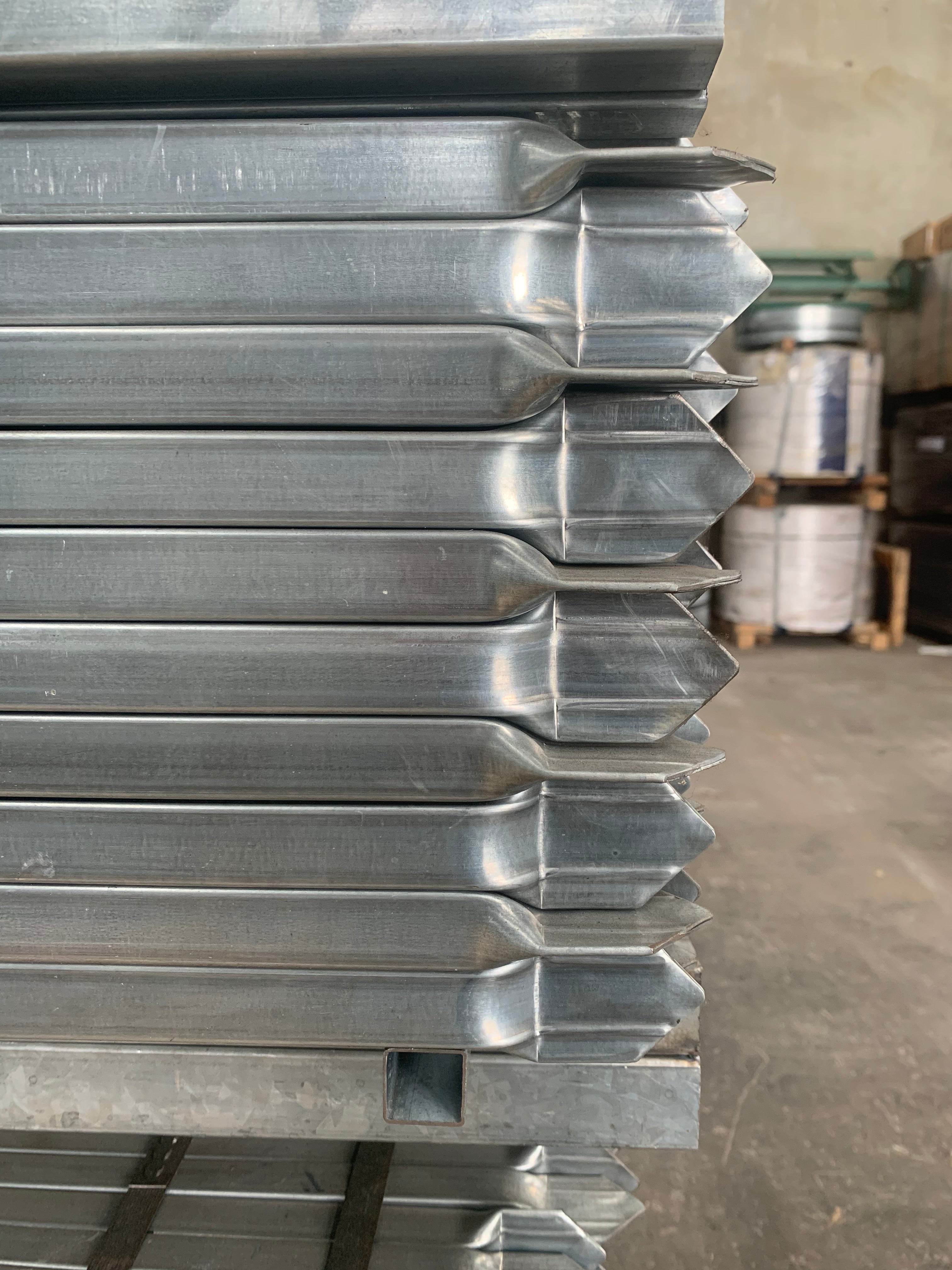 Pressed Spear 25x25x1.2x 1800(H)